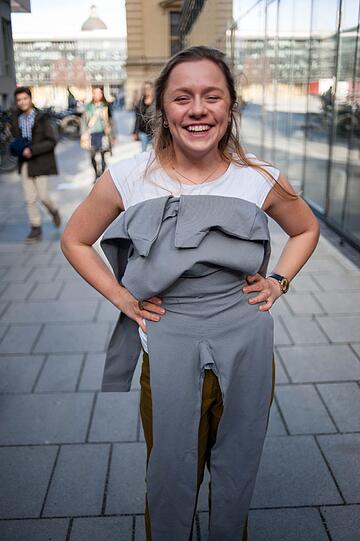 Lilly (20) bezeichnet ihren Kauf als "Overall-Kondom" und macht eine Ausbildung zur Bühnenbildnerin. Vielleicht kann sie es mal dafür verwenden. Kosten: 4 €.