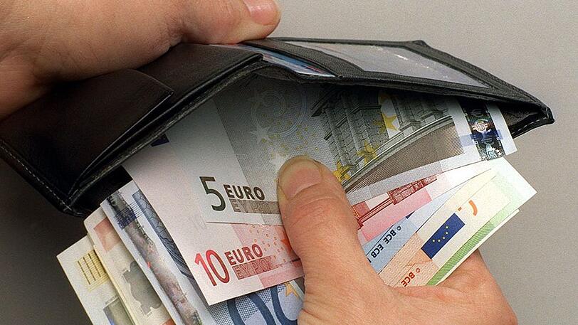 Die Trickdiebin steckte sich das gesamte Bargeld der Rentnerin ein und ließ die Geldbörse dann liegen.