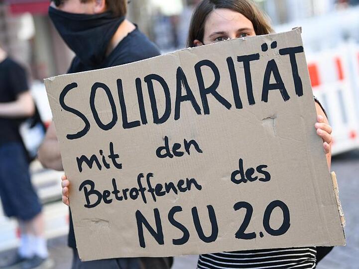 Eine Demonstrantin in Wiesbaden zeigt "Solidarität mit den Betroffenen des NSU 2.0".