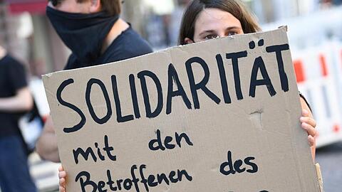 Eine Demonstrantin in Wiesbaden zeigt "Solidarität mit den Betroffenen des NSU 2.0".