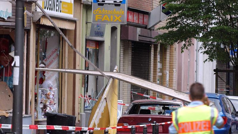 Am 9. Juni 2004 hatten NSU-Mitglieder vor einem Friseursalon in der Keupstraße eine Nagelbombe gezündet. 22 Menschen wurden verletzt, vier davon schwer. Am 9. Juni 2004 hatten NSU-Mitglieder vor einem Friseursalon in der Keupstraße eine Nagelbombe gezündet. 22 Menschen wurden verletzt, vier davon schwer.