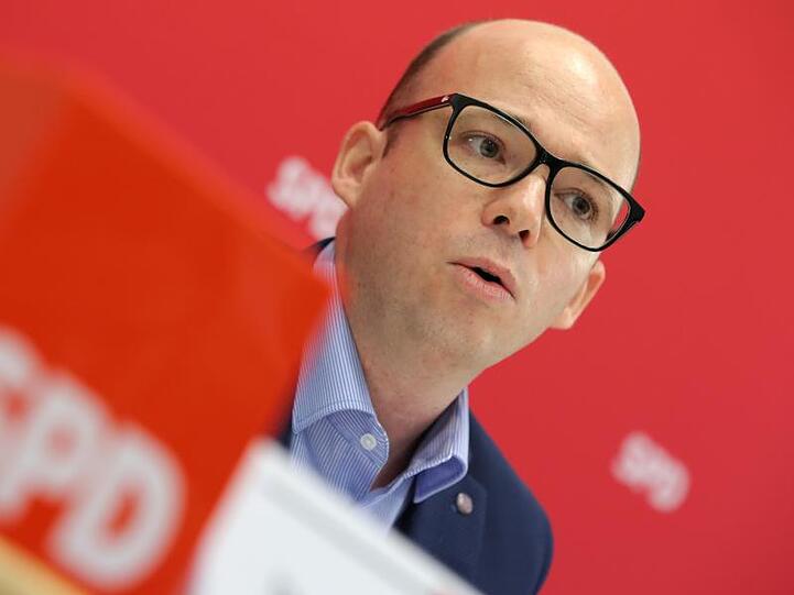 Thorsten Brehm (SPD) spricht während einer Pressekonferenz. Foto: Daniel Karmann/Archiv