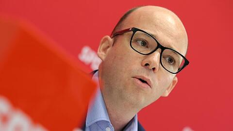 Thorsten Brehm (SPD) spricht während einer Pressekonferenz. Foto: Daniel Karmann/Archiv