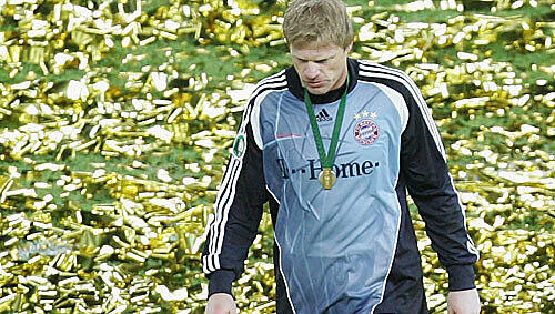 „Eine schöne Mischung aus Wehmut und Hochstimmung“: Oliver Kahn beim Alleingang nach dem Pokal-Triumph „Eine schöne Mischung aus Wehmut und Hochstimmung“: Oliver Kahn beim Alleingang nach dem Pokal-Triumph