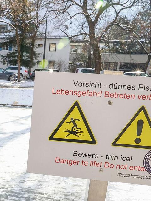 Schilder warnen davor, wie gef&auml;hrlich das Betreten ist - manche ignorieren die Hinweise aber.