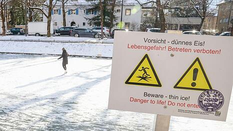 Schilder warnen davor, wie gef&auml;hrlich das Betreten ist - manche ignorieren die Hinweise aber.