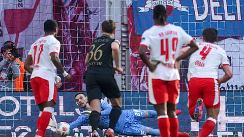 Maarten Vandevoordt h&auml;lt den Elfmeter von Keven Schlotterbeck.