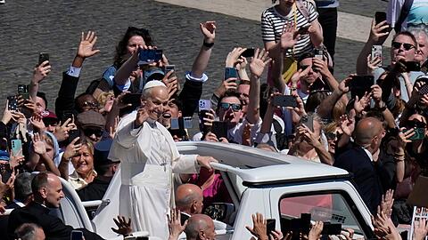 Nach dem Segen lie&szlig; sich der Papst &uuml;ber den Petersplatz fahren.
