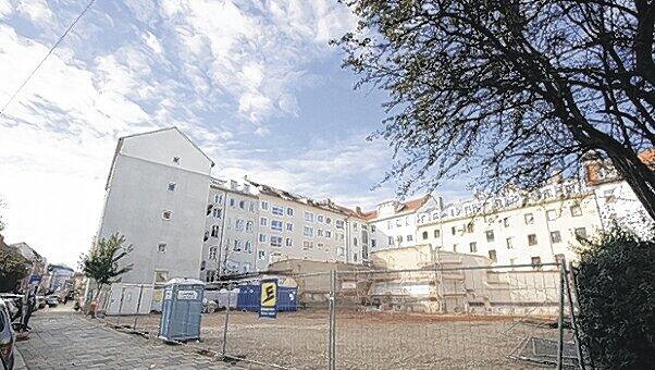 Auf diesem Parkplatz in der Müllerstraße 14 soll das neue Zentrum für Schwule entstehen. Auf diesem Parkplatz in der Müllerstraße 14 soll das neue Zentrum für Schwule entstehen.