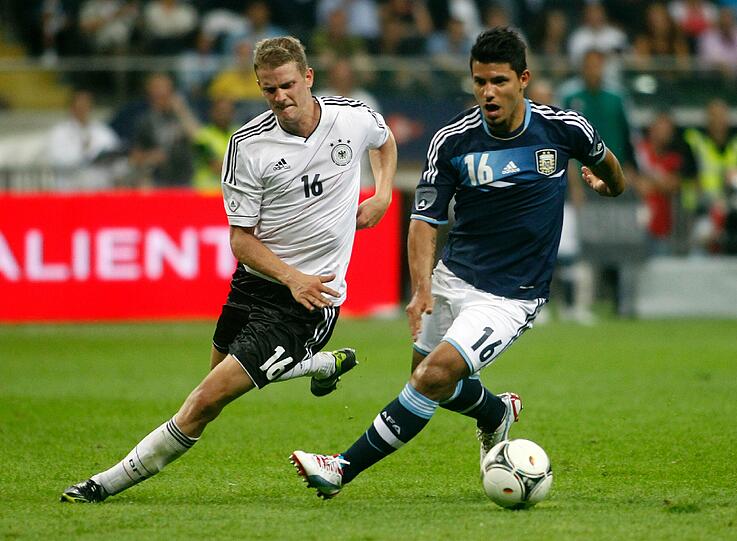 LARS BENDER: Note 4. Vertrat Schweinsteiger. Er, das One-Hit-Wonder der EM. Etwas zaghaft, solider Zuarbeiter im Mittelfeld. Mehr nicht.