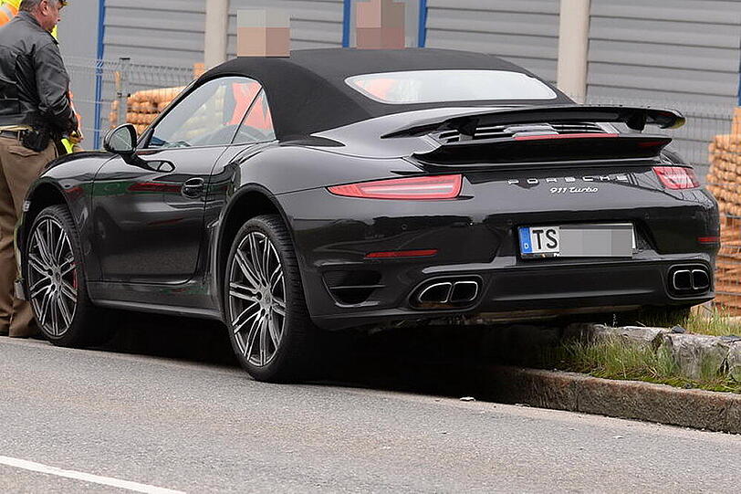 Nach dem Ausflug auf eine Begrenzungsmauer aus Naturstein musste der Porsche der Frau auf einen Auto-Lkw verfrachtet werden.