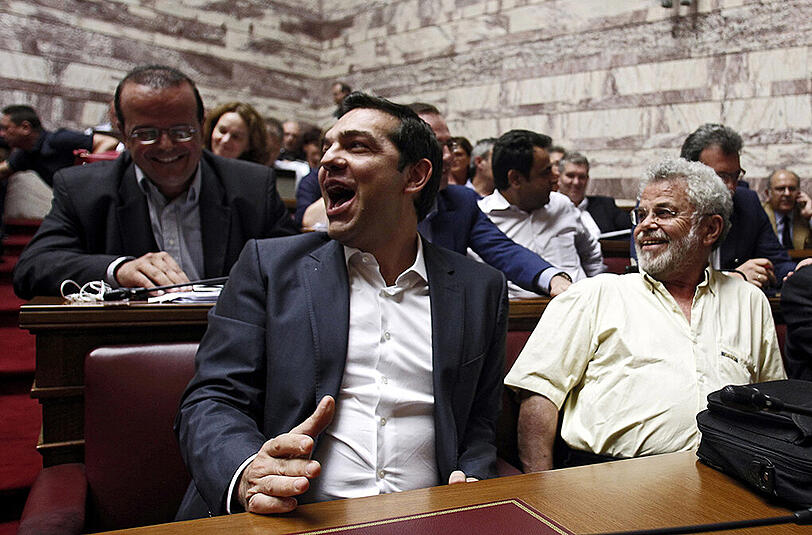 Ministerpräsident Alexis Tsipras sieht sich mit Abweichlern im Regierungslager und einem prominenten Rücktritt konfrontiert.