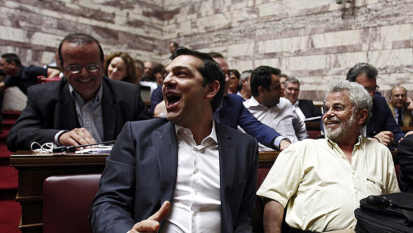 Ministerpräsident Alexis Tsipras sieht sich mit Abweichlern im Regierungslager und einem prominenten Rücktritt konfrontiert. Ministerpräsident Alexis Tsipras sieht sich mit Abweichlern im Regierungslager und einem prominenten Rücktritt konfrontiert.