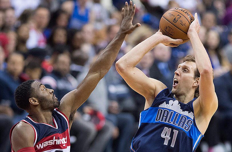 Dirk Nowitzki (r.) zog in der ewigen Scorer-Rangliste der NBA an Shaquille O'Neill vorbei.