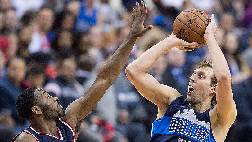 Dirk Nowitzki (r.) zog in der ewigen Scorer-Rangliste der NBA an Shaquille O'Neill vorbei. Dirk Nowitzki (r.) zog in der ewigen Scorer-Rangliste der NBA an Shaquille O'Neill vorbei.