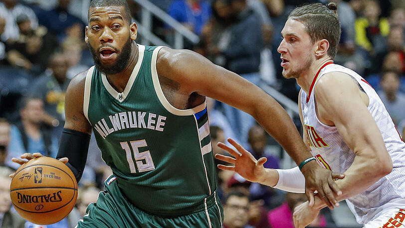 Greg Monroe als Center der Milwaukee Bucks - hier im Duell mit Atlanta-Hawks-Forward Mike Muscala (rechts).