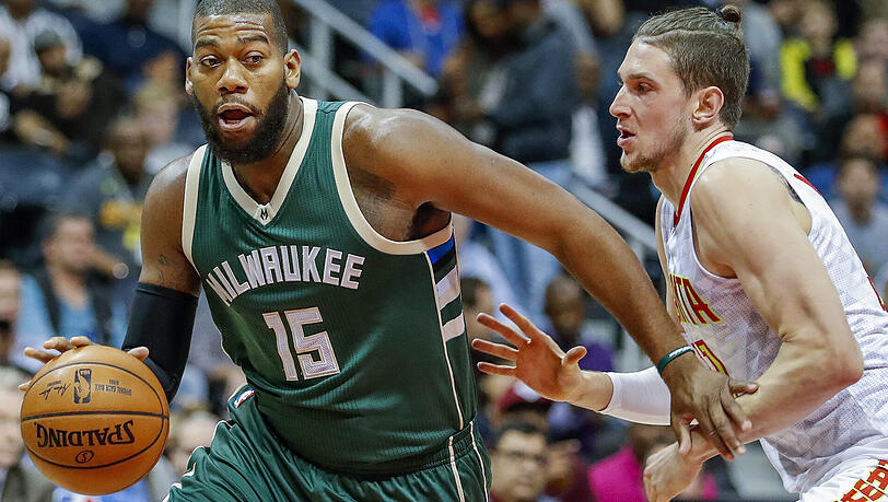 Greg Monroe als Center der Milwaukee Bucks - hier im Duell mit Atlanta-Hawks-Forward Mike Muscala (rechts). Greg Monroe als Center der Milwaukee Bucks - hier im Duell mit Atlanta-Hawks-Forward Mike Muscala (rechts).