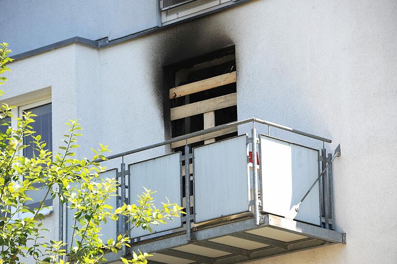 Dramatischer Einsatz, die Wohnung in dem Mehrfamilienhaus ist ausgebrannt.