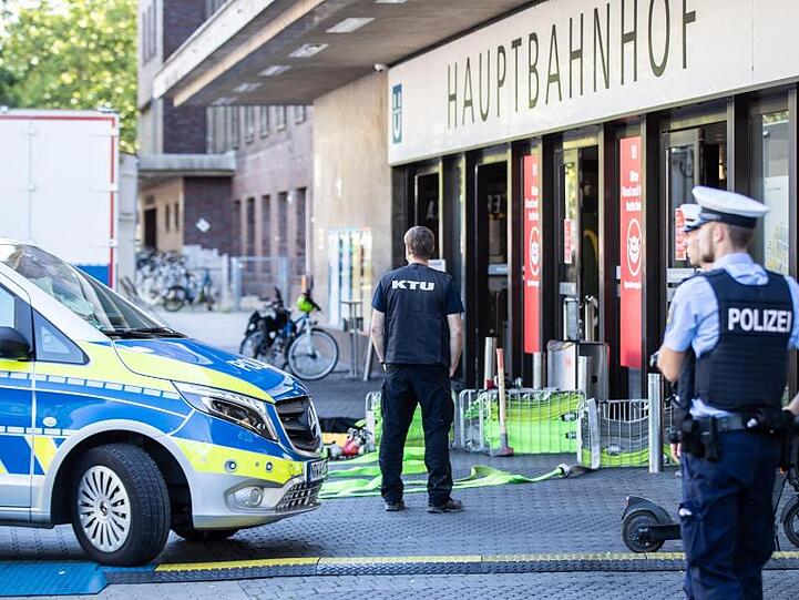 Einsatzkräfte der Polizei und der Kriminaltechnischen Untersuchung (KTU) vor dem Hauptbahnhof in Düsseldorf.