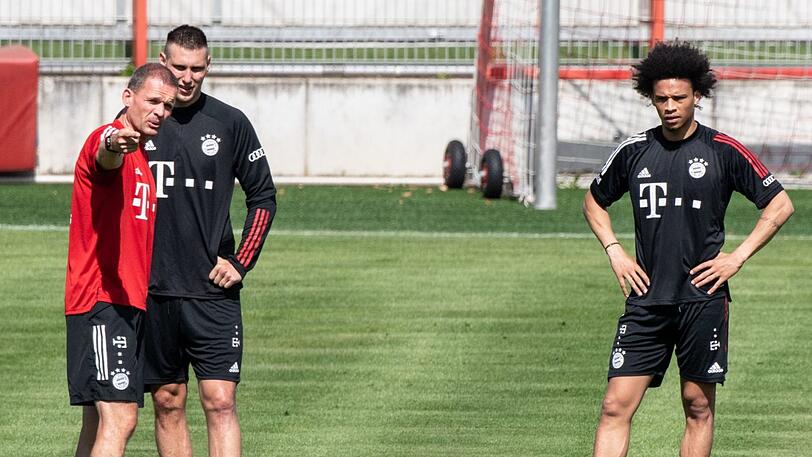 Macht die Profis wie Niklas Süle und Leroy Sané (r.) fit: Bayerns Fitnesschef Dr. Holger Broich (l.).
