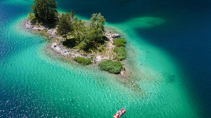 Karibik? Bayern! Der malerische Eibsee im Landkreis Garmisch-Partenkirchen.