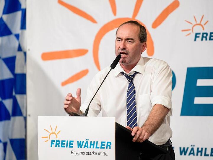 Hubert Aiwanger (Freie Wähler) spricht auf der Bühne. Foto: Matthias Balk/dpa/Archivbild