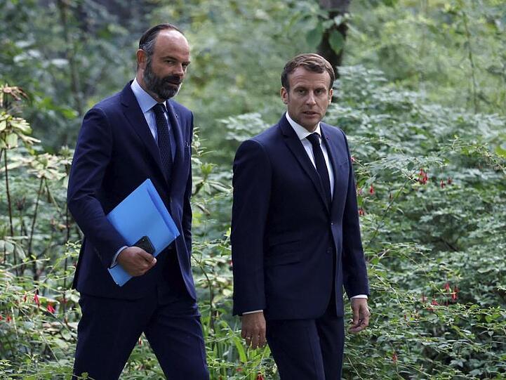 Frankreichs Präsident Emmanuel Macron (r) hat sich zu einer Volksabstimmung über Klimafragen bereit erklärt.