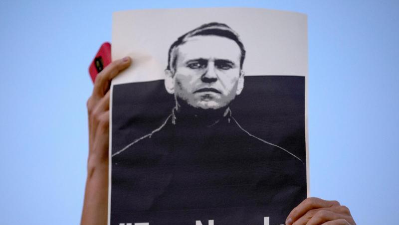 Bei einer Demonstration gegen die Inhaftierung des russischen Oppositionsführers wird ein Schild mit der Aufschrift "Free Nawalny" hochgehalten.