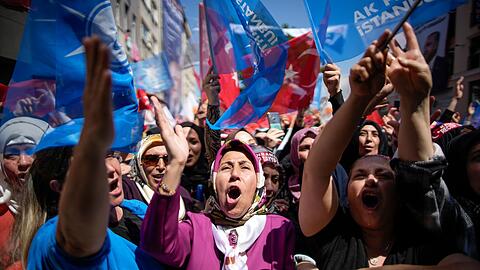 Anhänger des türkischen Präsidenten Erdogan, rufen bei einer Wahlkampfveranstaltung Parolen.