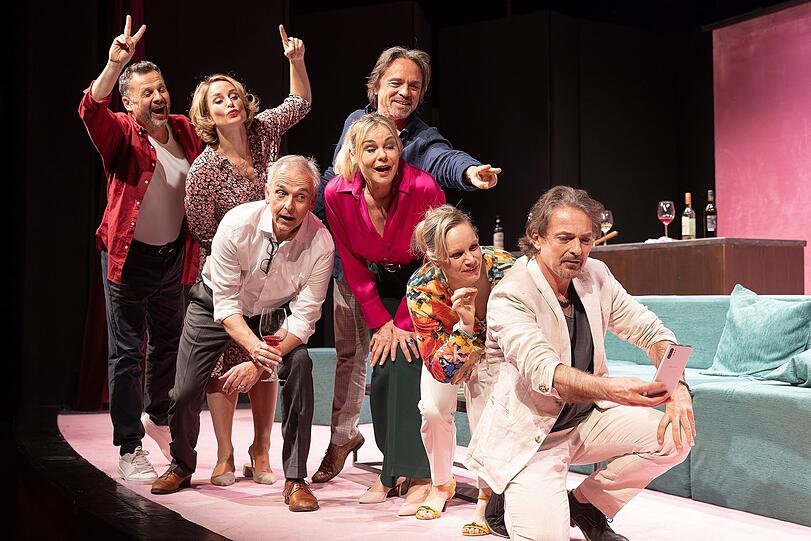 Ein Selfie, bevor die Stimmung kippt: Gerhard Wittmann (links), Lary Joy Körner, Ralf Komorr, Sebastian Goder, Saskia Valencia, Daniela Voss und Pascal Breuer.