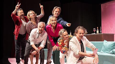 Ein Selfie, bevor die Stimmung kippt: Gerhard Wittmann (links), Lary Joy Körner, Ralf Komorr, Sebastian Goder, Saskia Valencia, Daniela Voss und Pascal Breuer.