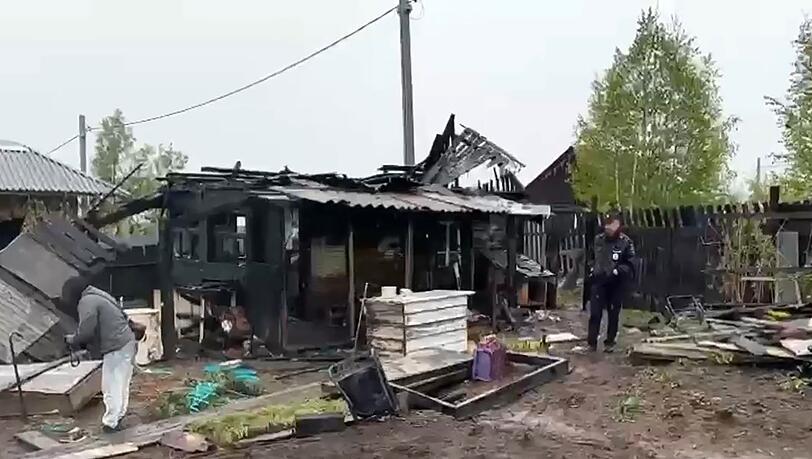 Ein Beamter des russischen Ermittlungskomitees dokumentiert den Schauplatz eines Massenmordes an Teenagern in der Stadt Baikalsk. Bei einem Messerangriff während einer Geburtstagsfeier wurden vier Jugendliche getötet und vier weitere verletzt. Der mutmaßliche Angreifer starb im Feuer. Ein Beamter des russischen Ermittlungskomitees dokumentiert den Schauplatz eines Massenmordes an Teenagern in der Stadt Baikalsk. Bei einem Messerangriff während einer Geburtstagsfeier wurden vier Jugendliche getötet und vier weitere verletzt. Der mutmaßliche Angreifer starb im Feuer.