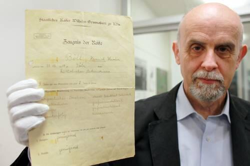René Böll mit dem Abitur-Zeugnis seines Vaters, des Schriftstellers Heinrich Böll. Es wurde im Stadtarchiv verschüttet.