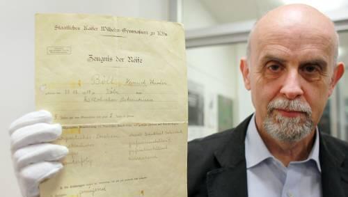 René Böll mit dem Abitur-Zeugnis seines Vaters, des Schriftstellers Heinrich Böll. Es wurde im Stadtarchiv verschüttet. René Böll mit dem Abitur-Zeugnis seines Vaters, des Schriftstellers Heinrich Böll. Es wurde im Stadtarchiv verschüttet.