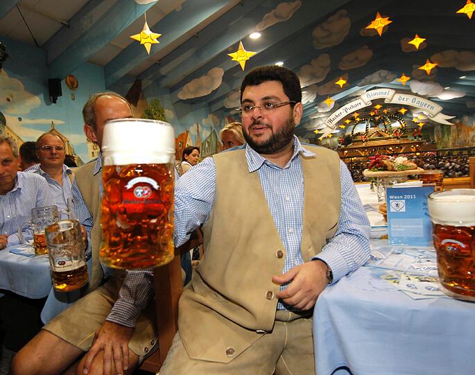 Hoch mit dem Krug. Doch getrunken hat der praktizierende Moslem Hasan Ismaik den Gerstensaft nicht.
