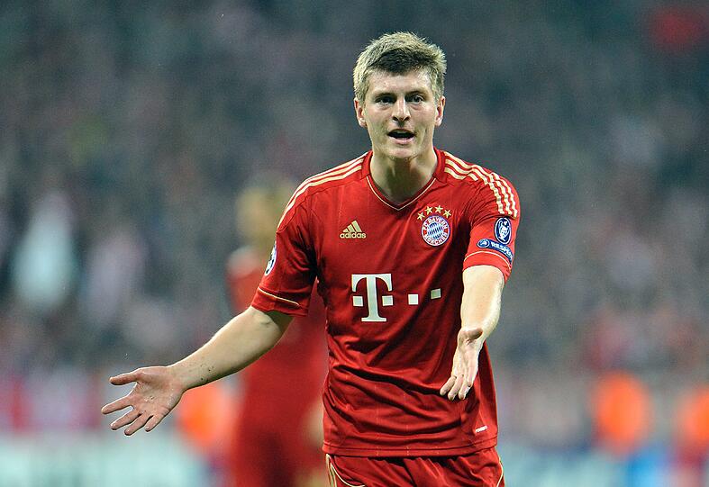 TONI KROOS: Note 5. Ging in Halbzeit eins unter. Weniger Ballkontakte als sonst, konnte sich kaum durchsetzen gegen Kehl/Gündogan. Musste nach der Pause defensiver agieren. Vielleicht klappt's nächsten Samstag besser.