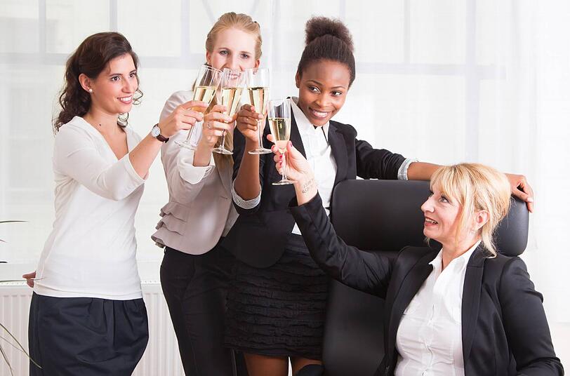 Manchmal wird im Büro getrunken, weil's was zu Feiern gibt. Doch oft geht's um Stressabbau und Leistungsdruck