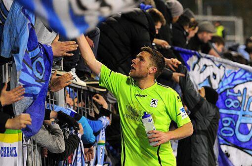 Löwen-Spieler Dominik Stahl feiert nach dem Sieg in Aue mit den Fans.