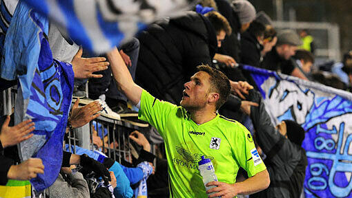 Löwen-Spieler Dominik Stahl feiert nach dem Sieg in Aue mit den Fans.