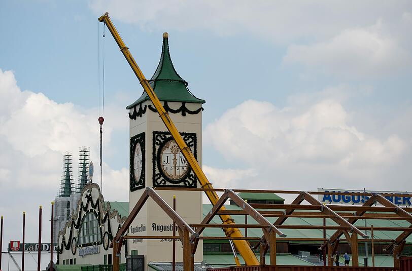 In einem Monat wird O'zapft. Bis dahin herrscht noch Großbetrieb auf der Wiesn-Baustelle. Die Stadt bietet Führungen an.