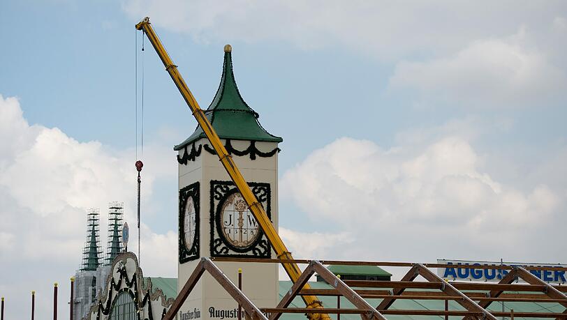 In einem Monat wird O'zapft. Bis dahin herrscht noch Großbetrieb auf der Wiesn-Baustelle. Die Stadt bietet Führungen an. In einem Monat wird O'zapft. Bis dahin herrscht noch Großbetrieb auf der Wiesn-Baustelle. Die Stadt bietet Führungen an.
