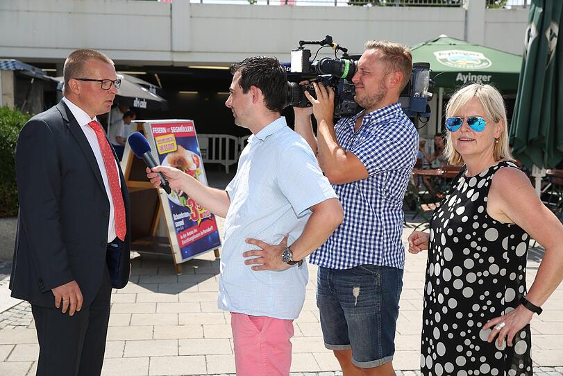 Der Hausleiter von Segmüller in Parsdorf, Hans-Jürgen Froschauer (l.), beim Interview mit München TV.