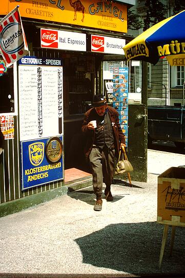 1977: Ein älterer Münchner mit Hacklstecken und Trachtenhut in Haidhausen an einem Kiosk, wo die Halbe 1,10 Mark kostet.