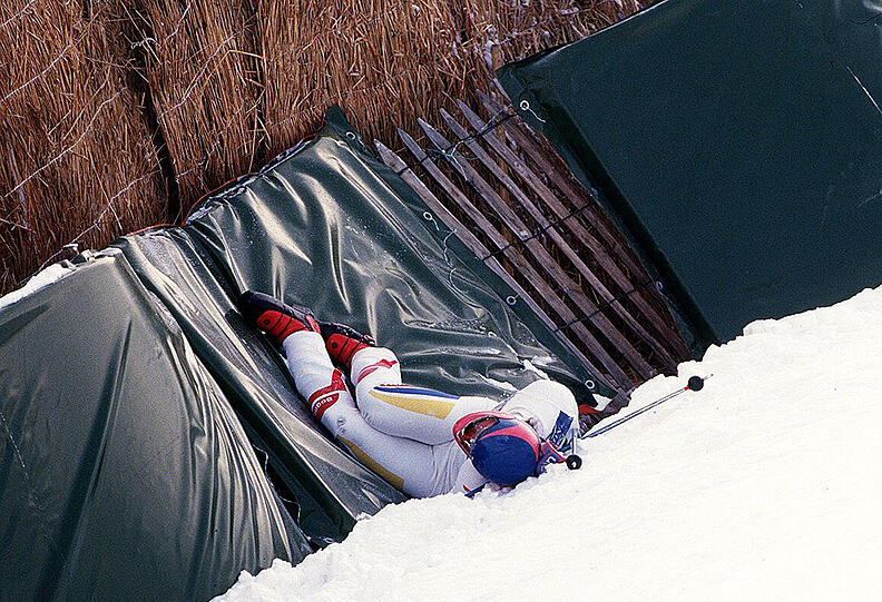 Beim Sprung über die Hausbergkante verlor Klaus Gattermann am 11. Januar 1985 die Kontrolle: Der deutsche Abfahrtsläufer stürzte folgenschwer und zog sich dabei einen Nasenbeinbruch und eine schwere Gehirnerschütterung zu.
