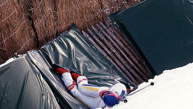 Beim Sprung über die Hausbergkante verlor Klaus Gattermann am 11. Januar 1985 die Kontrolle: Der deutsche Abfahrtsläufer stürzte folgenschwer und zog sich dabei einen Nasenbeinbruch und eine schwere Gehirnerschütterung zu. Beim Sprung über die Hausbergkante verlor Klaus Gattermann am 11. Januar 1985 die Kontrolle: Der deutsche Abfahrtsläufer stürzte folgenschwer und zog sich dabei einen Nasenbeinbruch und eine schwere Gehirnerschütterung zu.