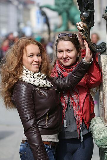 Angelina aus der Ukraine und Anastasia aus Russland wohnen beide in München. Was sie sich wünschen? Pssst, Geheimnis!
