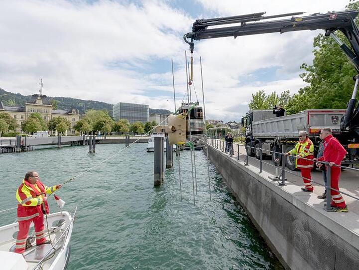 Ein Weinfass wird mit Hilfe eines Kranes an Bord eines Bootes geladen. Foto: Dietmar Stiplovsek/APA/dpa/Archivbild