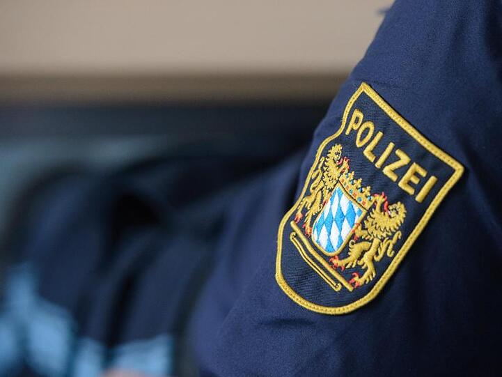 Das Wappen der Bayerischen Polizei an einer Uniform. Foto: Timm Schamberger/Archivbild