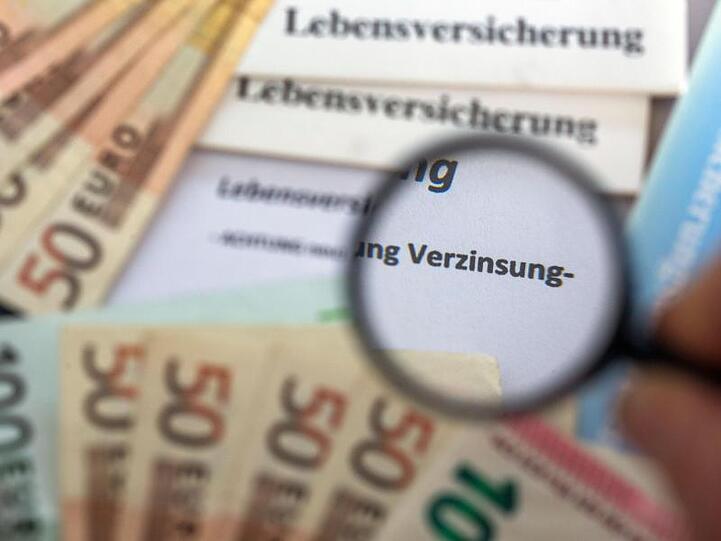 Angesichts der Zinsflaute fällt es Versicherern zunehmend schwer, die hohen Zusagen der Vergangenheit zu erwirtschaften.