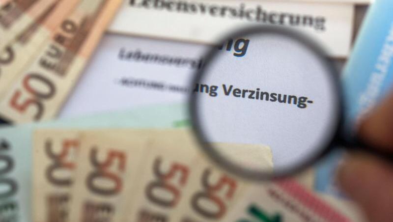 Angesichts der Zinsflaute fällt es Versicherern zunehmend schwer, die hohen Zusagen der Vergangenheit zu erwirtschaften. Angesichts der Zinsflaute fällt es Versicherern zunehmend schwer, die hohen Zusagen der Vergangenheit zu erwirtschaften.